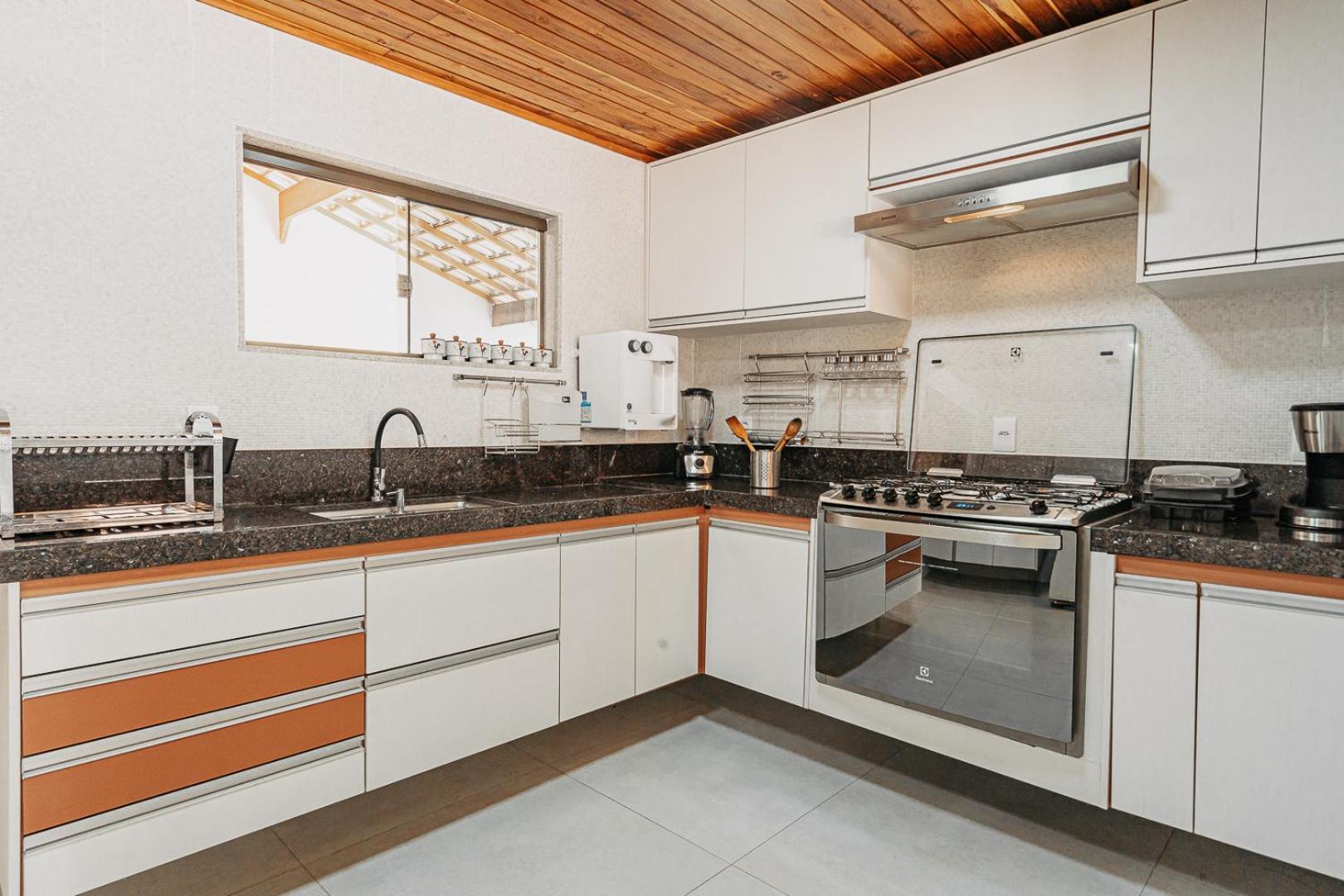 Casadecastelhanos, Quadra Do Mar De Castelhanos, 4 Suites Com Ar, Churrasqueira, Piscina, Hidromassagem, Cozinha Integrada Gourmet Ideal Para Familia E Amigos Anchieta  Luaran gambar